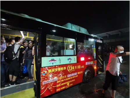 暴雨無(wú)情 公交有愛(ài) ——風(fēng)雨中的堅(jiān)守，因?yàn)槲覀兪枪蝗? width=